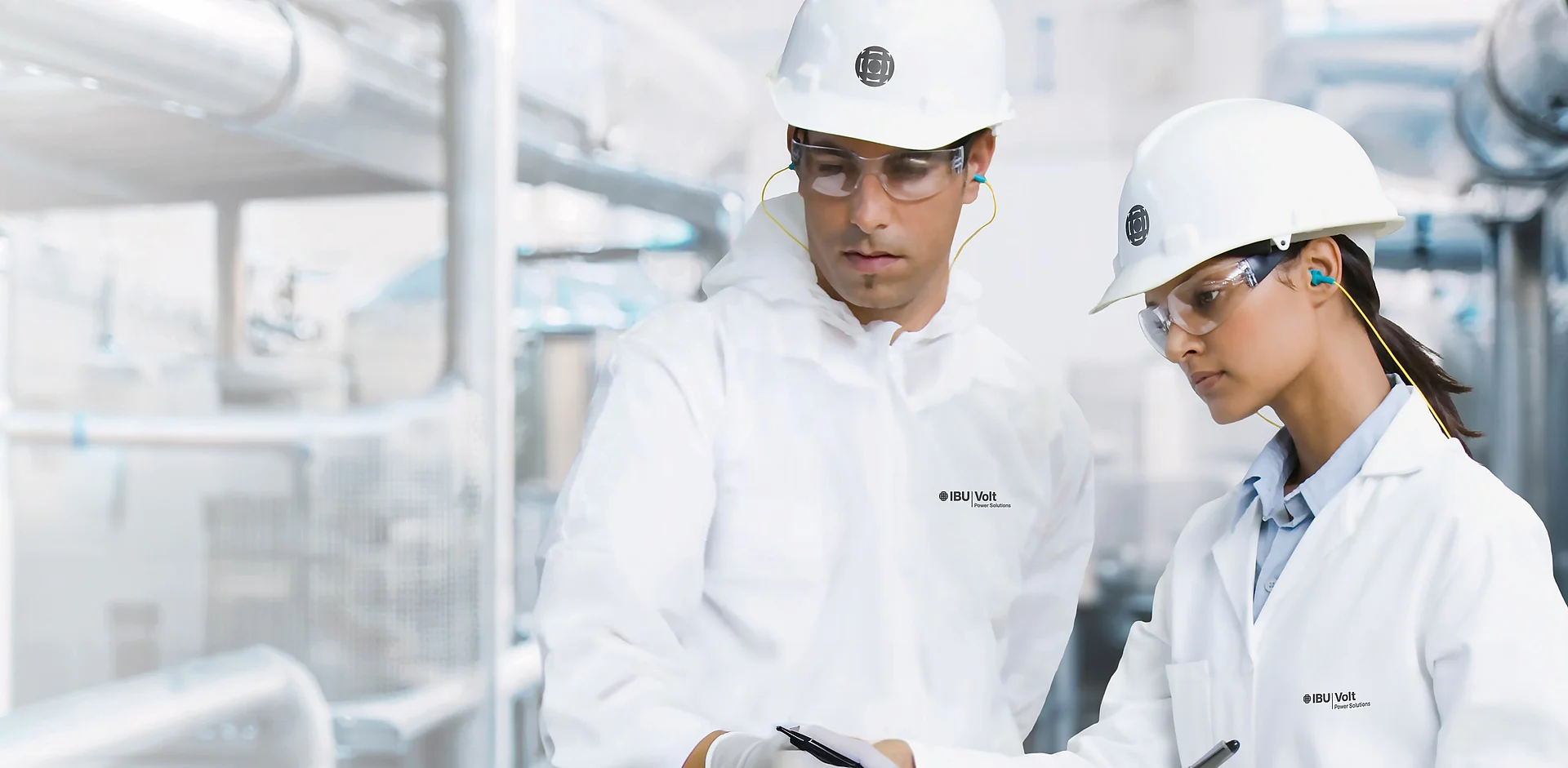 Mitarbeiter bei IBUvolt in Schutzkleidung. Besprechung zur Herstellung von Lithium-Eisenphopat Kathodenmaterial.