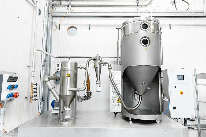 [Translate to English:] Spray Dryer at IBU-tec - Production of Cathode Active Materials for Li-Ion Battieres