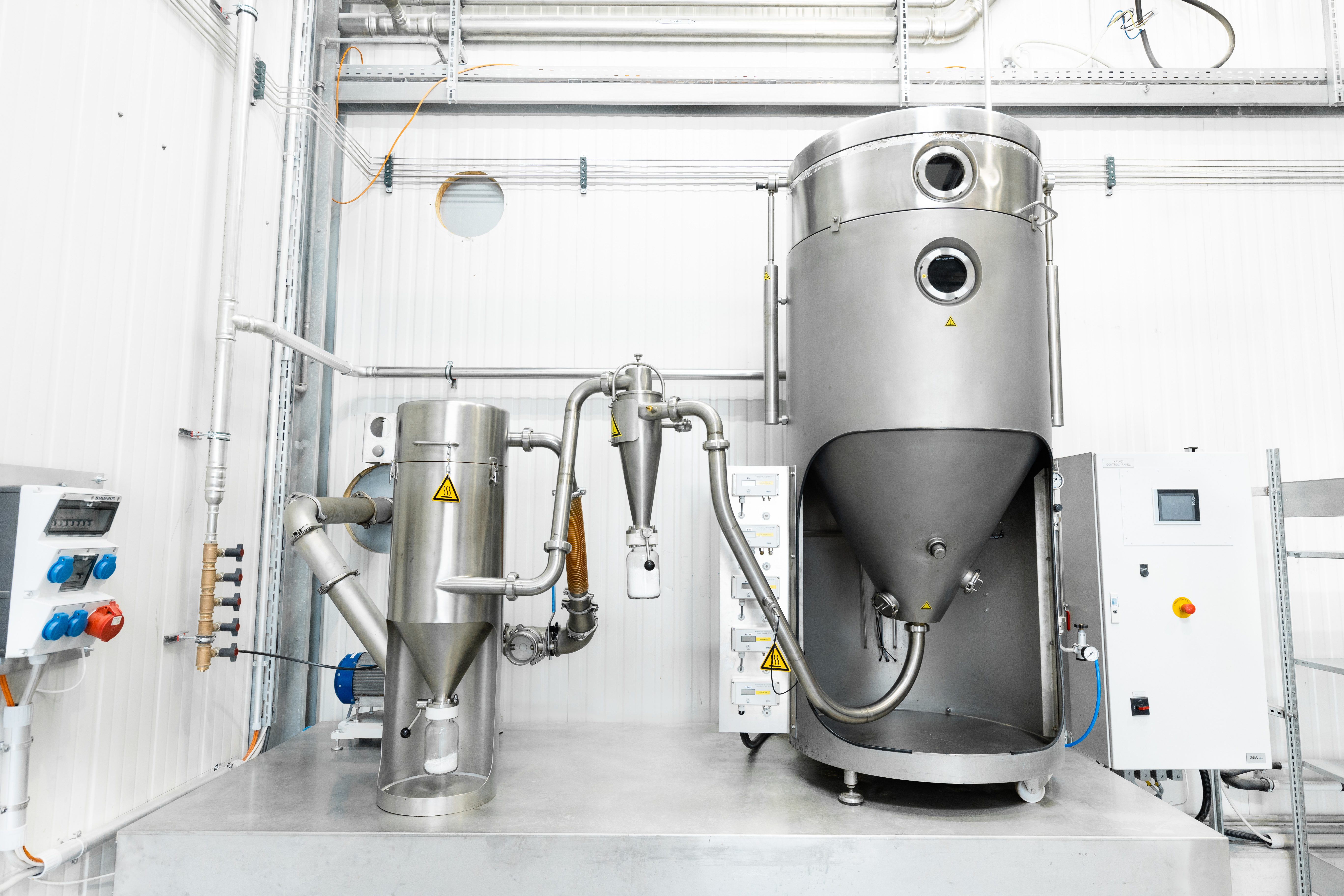 [Translate to English:] Spray Dryer at IBU-tec - Production of Cathode Active Materials for Li-Ion Battieres
